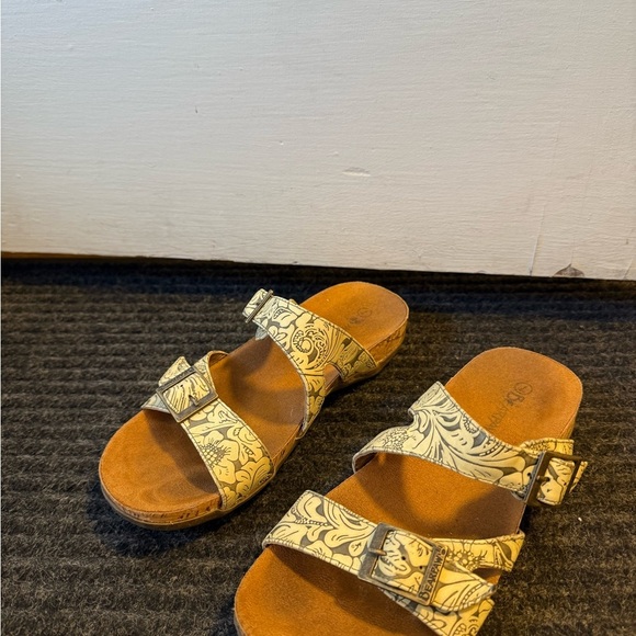Women's Sandals with Paisley Design - Picture 1 of 5